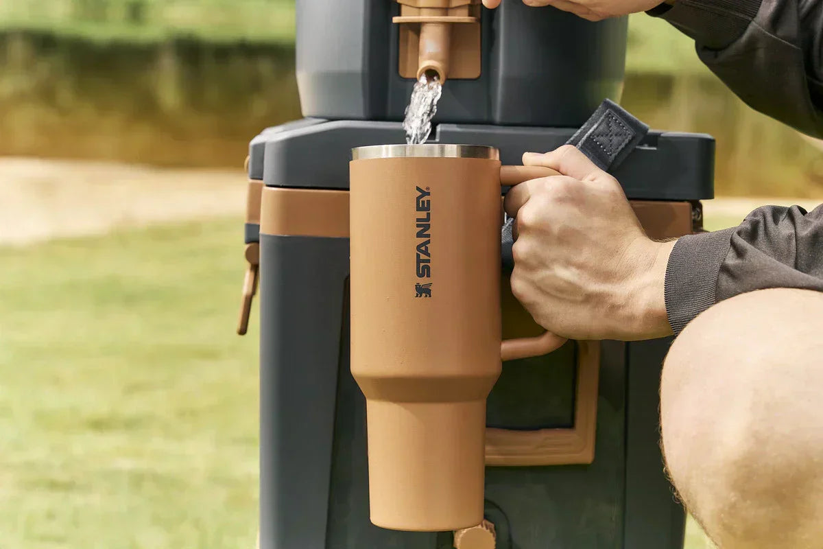 Uma pessoa servindo a Quencher Protour especial o Dia dos Pais.