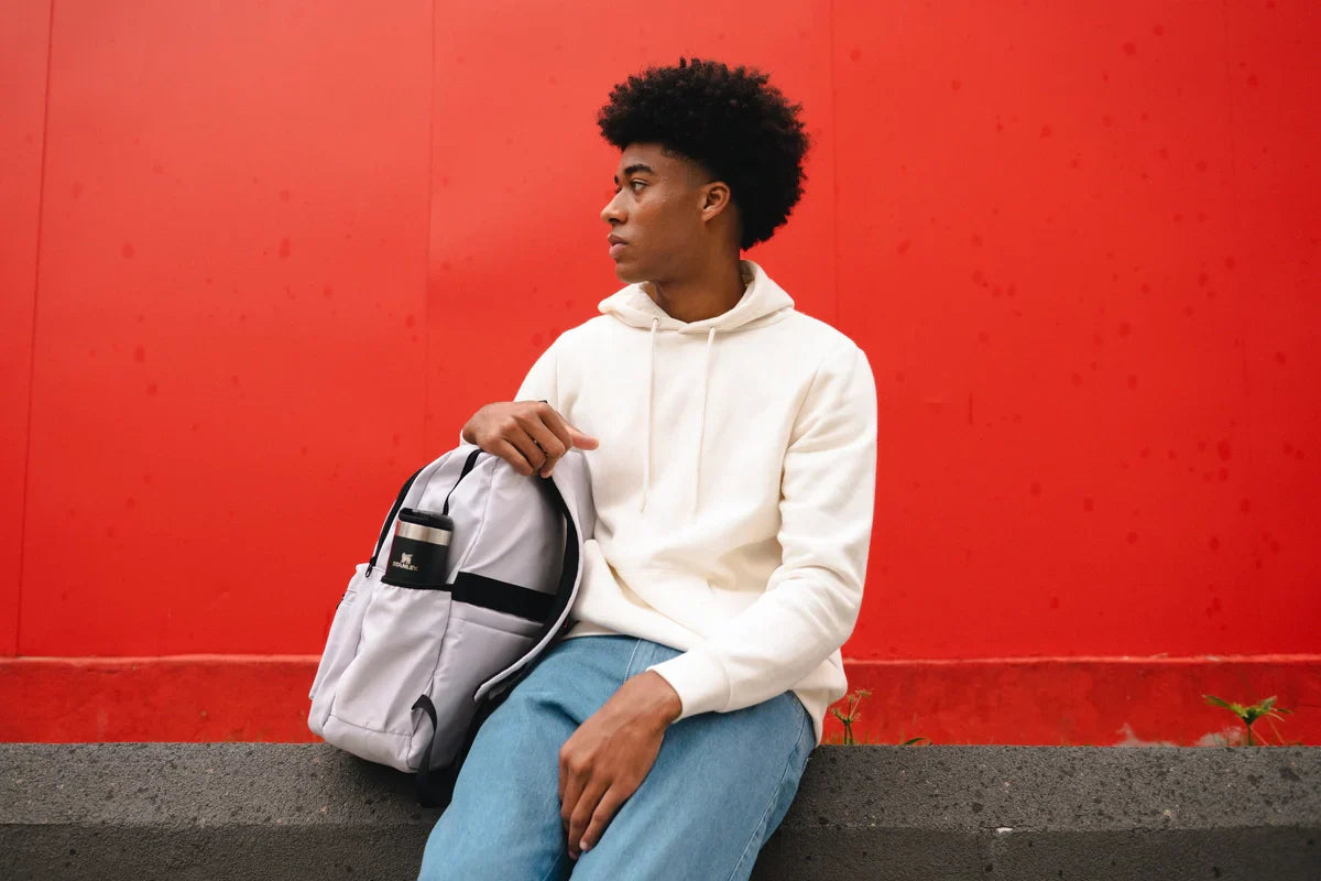 Um homem com uma Mug To Go na bolsa enquanto realiza aventuras urbanas.