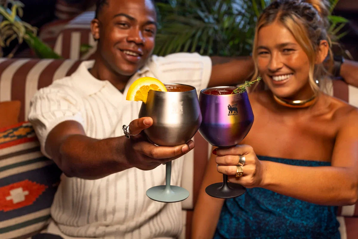 Duas pessoas usando o Cocktail Glass, novo lançamento da Stanley, para beber seus drinks favoritos.