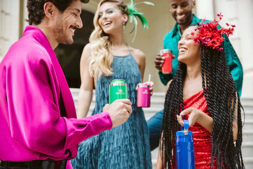 Três pessoas se divertindo ao saberem como aproveitar o Carnaval no Rio de Janeiro.