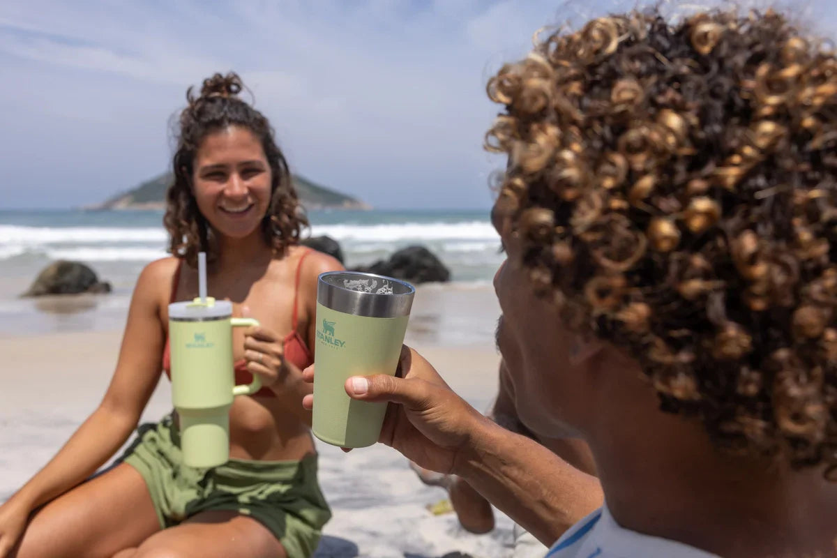 Duas pessoas que sabem como tirar o gosto de alumínio do copo Stanley, se precisar.
