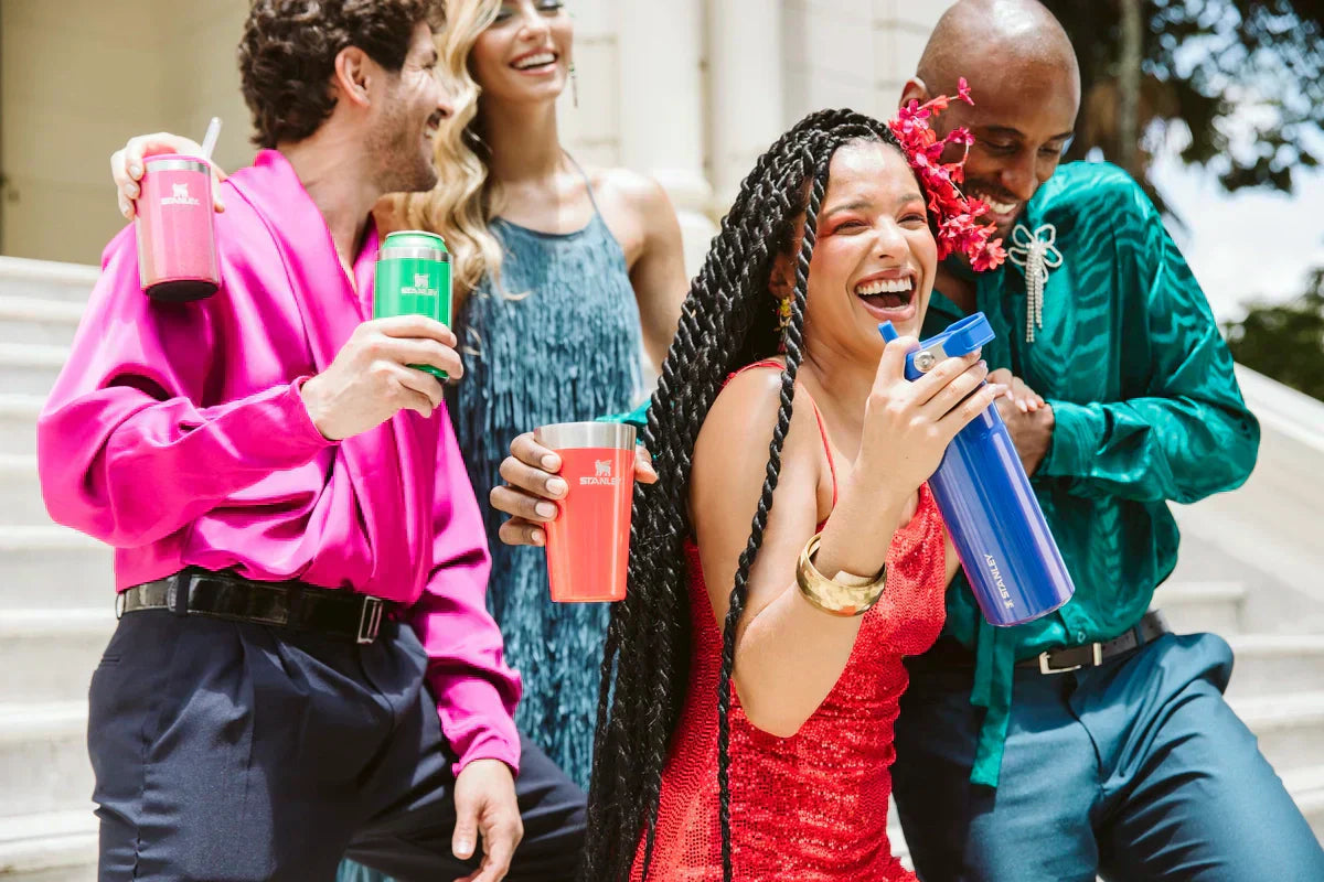 Quatro amigos festejando e aproveitando o Carnaval usando itens da linha Carnaval Stanley.