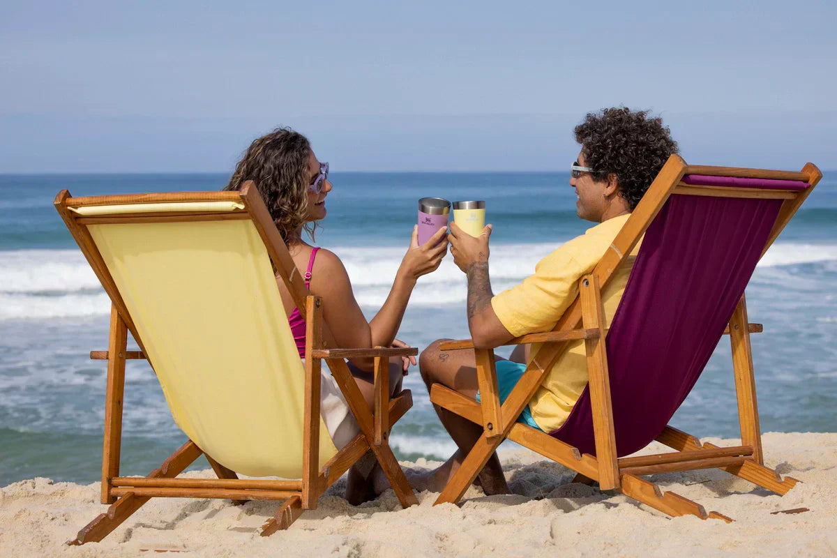 Dois amigos brindando, cada um com o seu produto Stanley, por saberem quanto de plástico eles deixam de consumir.