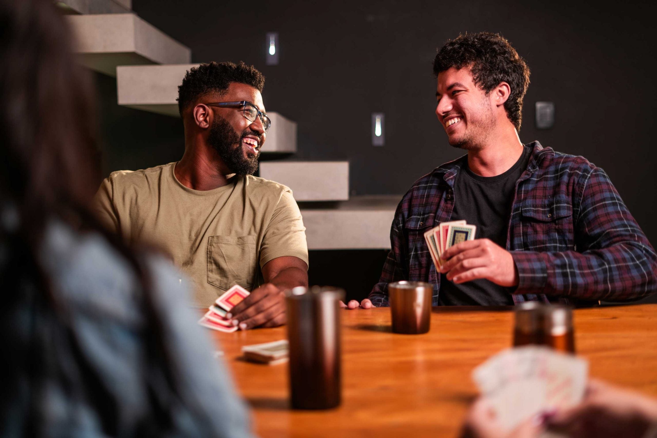 5 jogos de beber para quebrar o gelo e se divertir