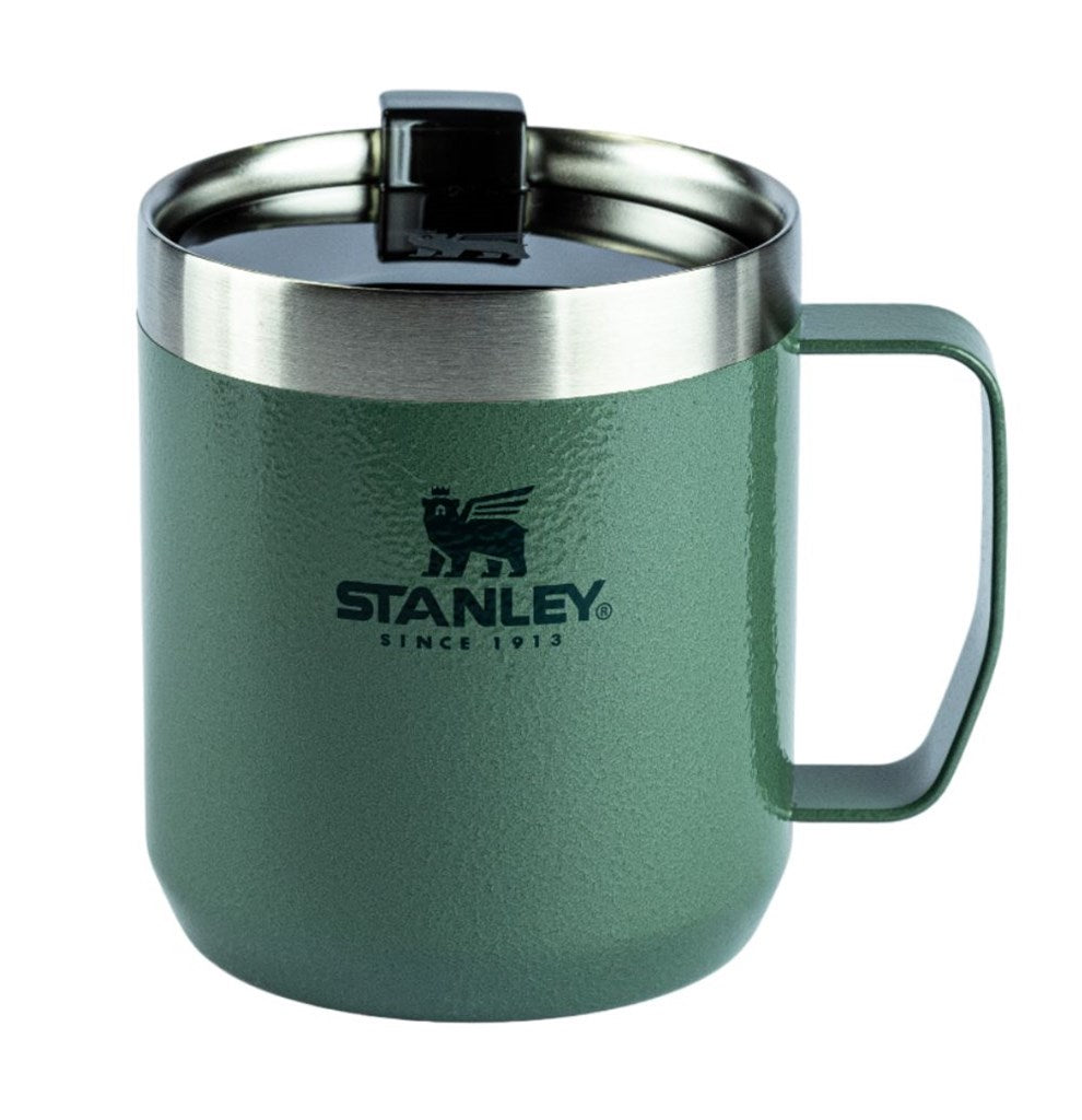 Caneca térmica verde com alça e tampa.