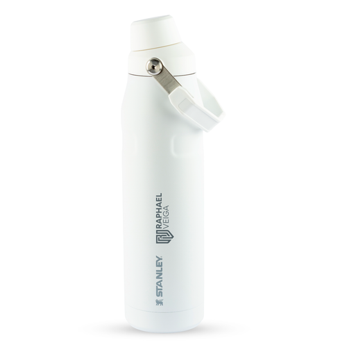 Garrafa térmica Stanley branca com alça na tampa.