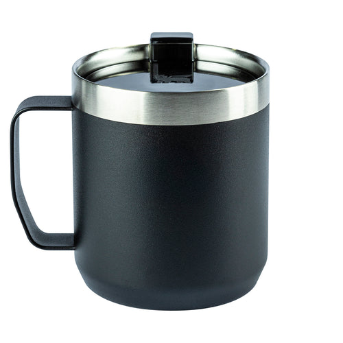 Copo térmico preto com alça, tampa e borda superior metálica.