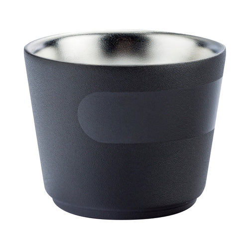 Copo térmico compacto preto com textura e interior metálico.
