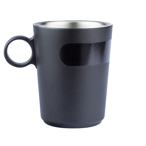 Caneca térmica preta com alça, interior em aço inoxidável.
