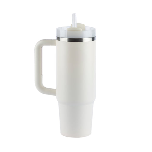 Copo térmico branco com alça e canudo.