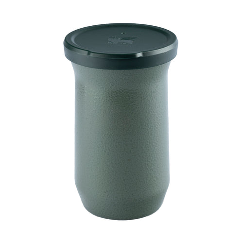 Pote térmico Stanley verde escuro com tampa preta e superfície granulada.