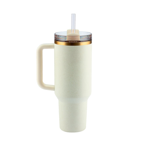 Copo térmico creme com alça e canudo, tampa transparente e detalhe dourado.