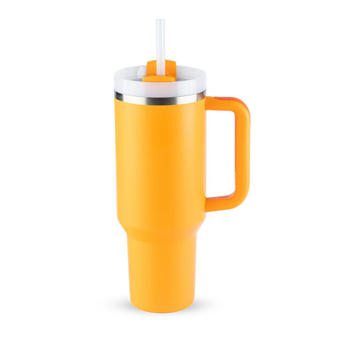 Copo térmico laranja com alça e canudo.