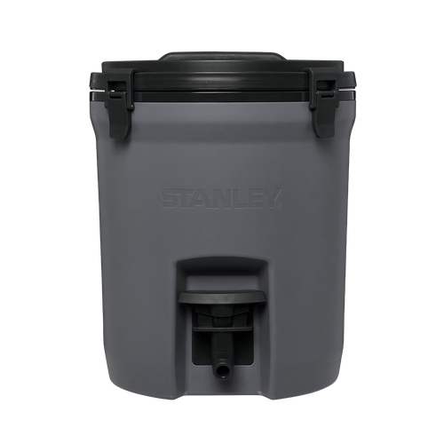 Cooler térmico cinza escuro com tampa preta e torneira inferior para dispensar líquidos. Marca 