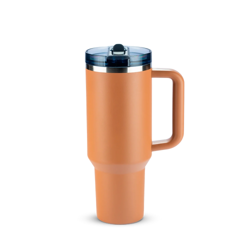 Copo térmico grande cor terracota com alça e tampa azul translúcida.