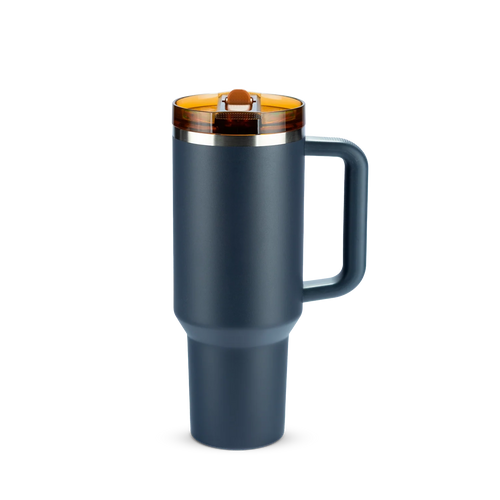 Copo térmico azul marinho com alça e tampa âmbar.