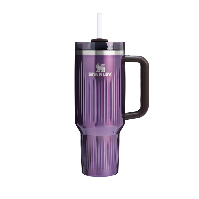 Copo térmico roxo com alça, canudo e textura canelada.