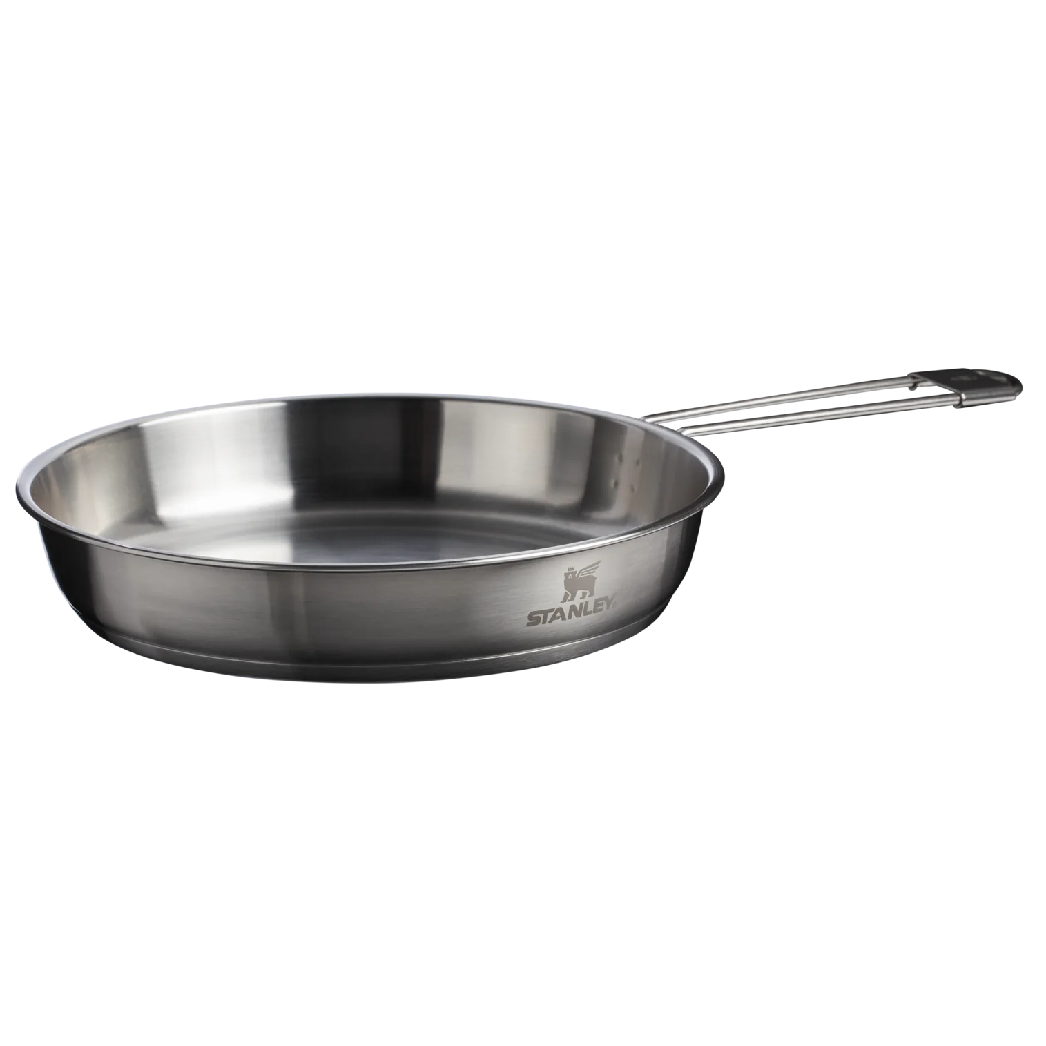 Frigideira de aço inoxidável com acabamento polido, diâmetro amplo e bordas levemente arredondadas. Cabo longo e robusto, fixado de forma segura, com detalhe em preto na extremidade. Logotipo "STANLEY" gravado na lateral. Design elegante e moderno.