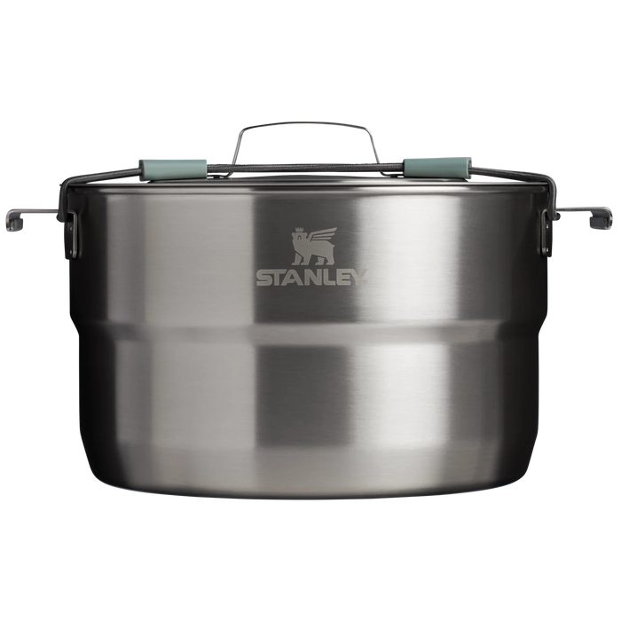 Panela de aço inoxidável Stanley com acabamento escovado, tampa ajustada com alças de silicone verde para fácil manuseio, estrutura robusta e durável, logotipo Stanley gravado na lateral.