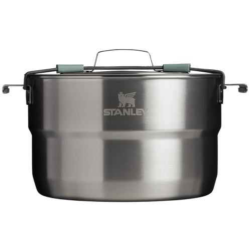 Panela de aço inoxidável Stanley com acabamento escovado, tampa ajustada com alças de silicone verde para fácil manuseio, estrutura robusta e durável, logotipo Stanley gravado na lateral.