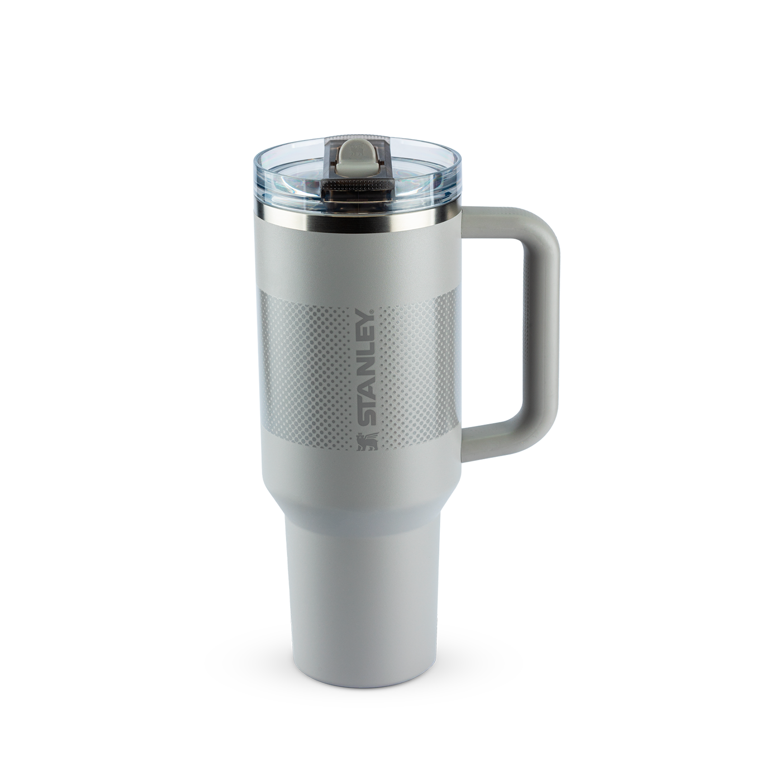 Copo térmico prateado Stanley com alça, tampa transparente e mecanismo de abertura. Superfície texturizada na parte superior e logo "STANLEY" impresso verticalmente.
