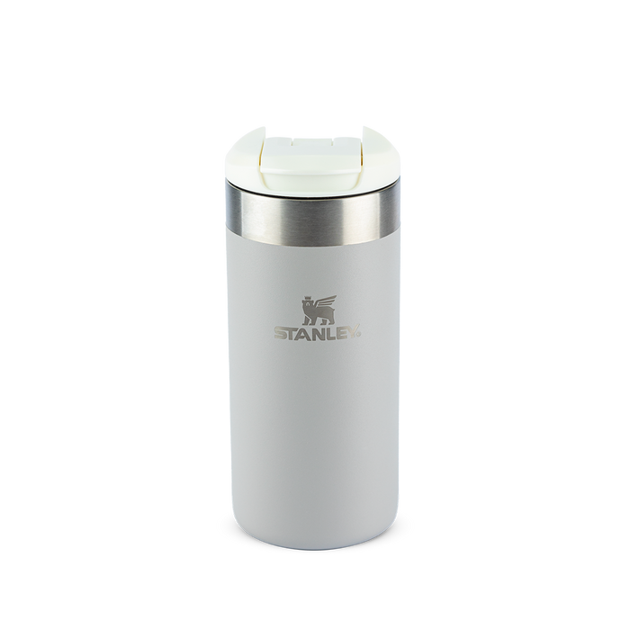 Copo térmico cinza claro com tampa branca.