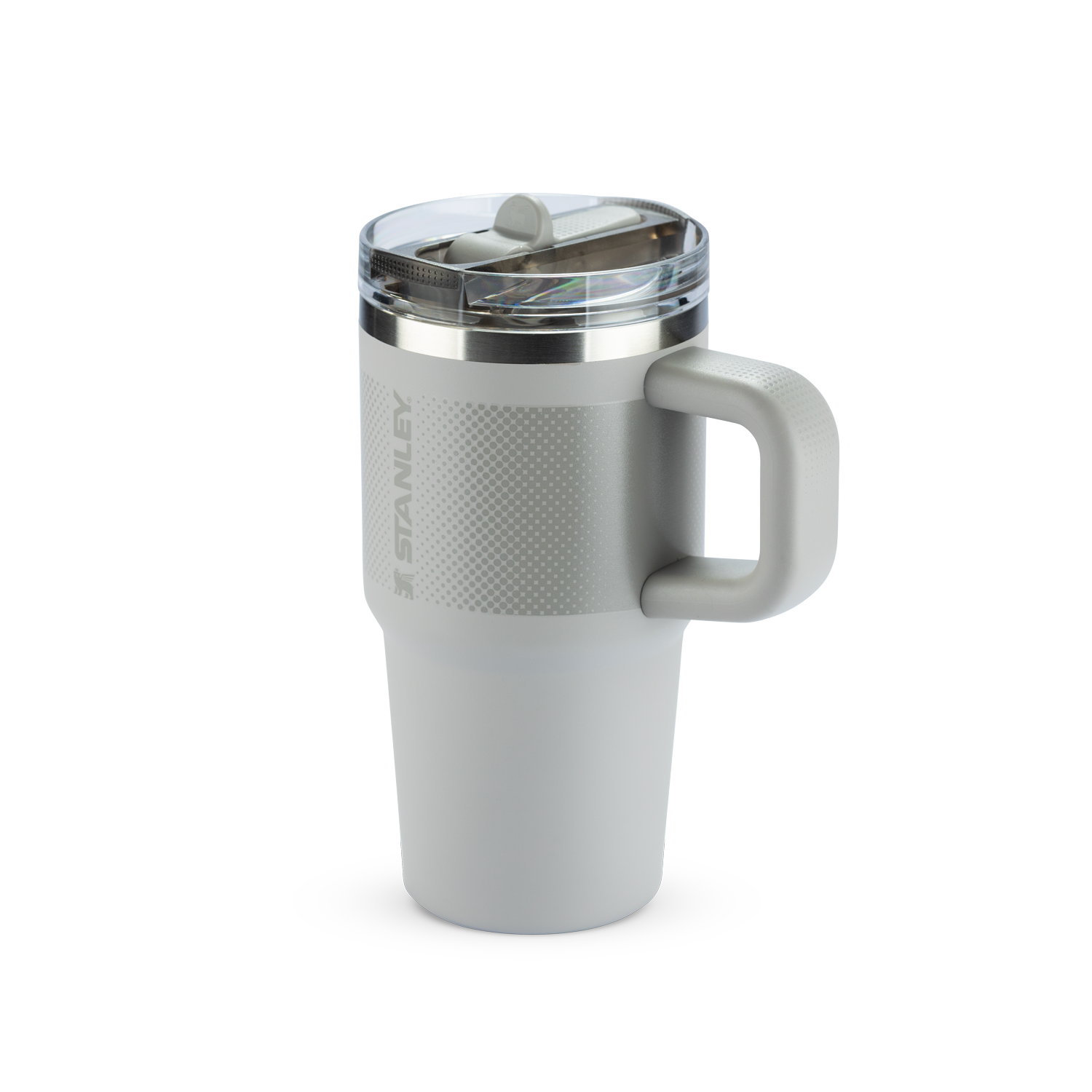 Quencher Stanley cinza-claro com alça texturizada, tampa transparente e alça larga para fácil manuseio. Ideal para bebidas quentes ou frias.