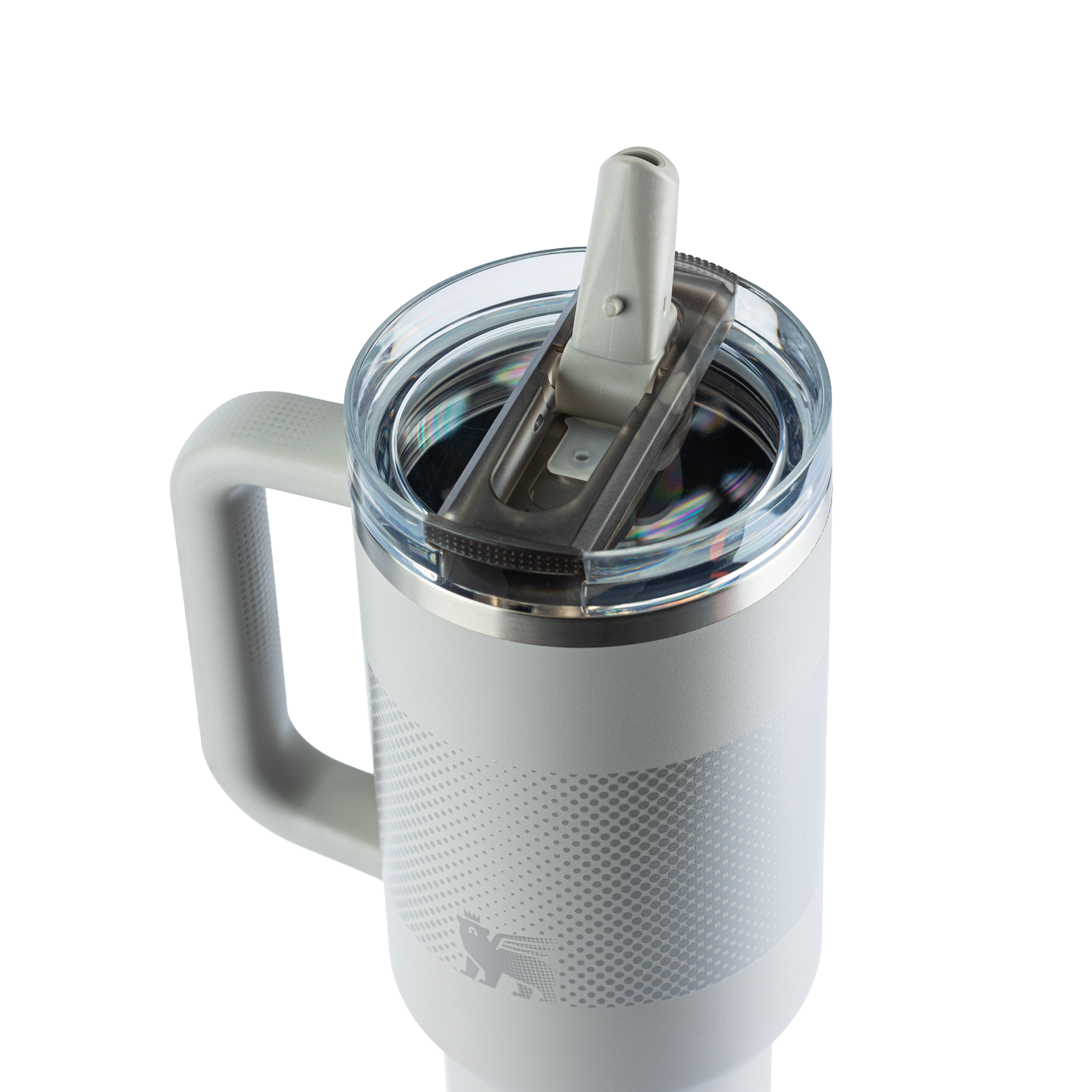 Caneca térmica Stanley na cor cinza claro, com alça ergonômica e tampa com bico retrátil. Apresenta textura perfurada e a marca "STANLEY" estampada.