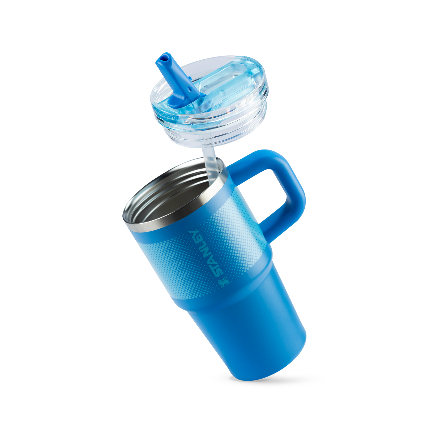 Quencher Protour Stanley azul vibrante com canudo e tampa transparente, inclinada para exibir seu interior de aço inoxidável e pega texturizada.