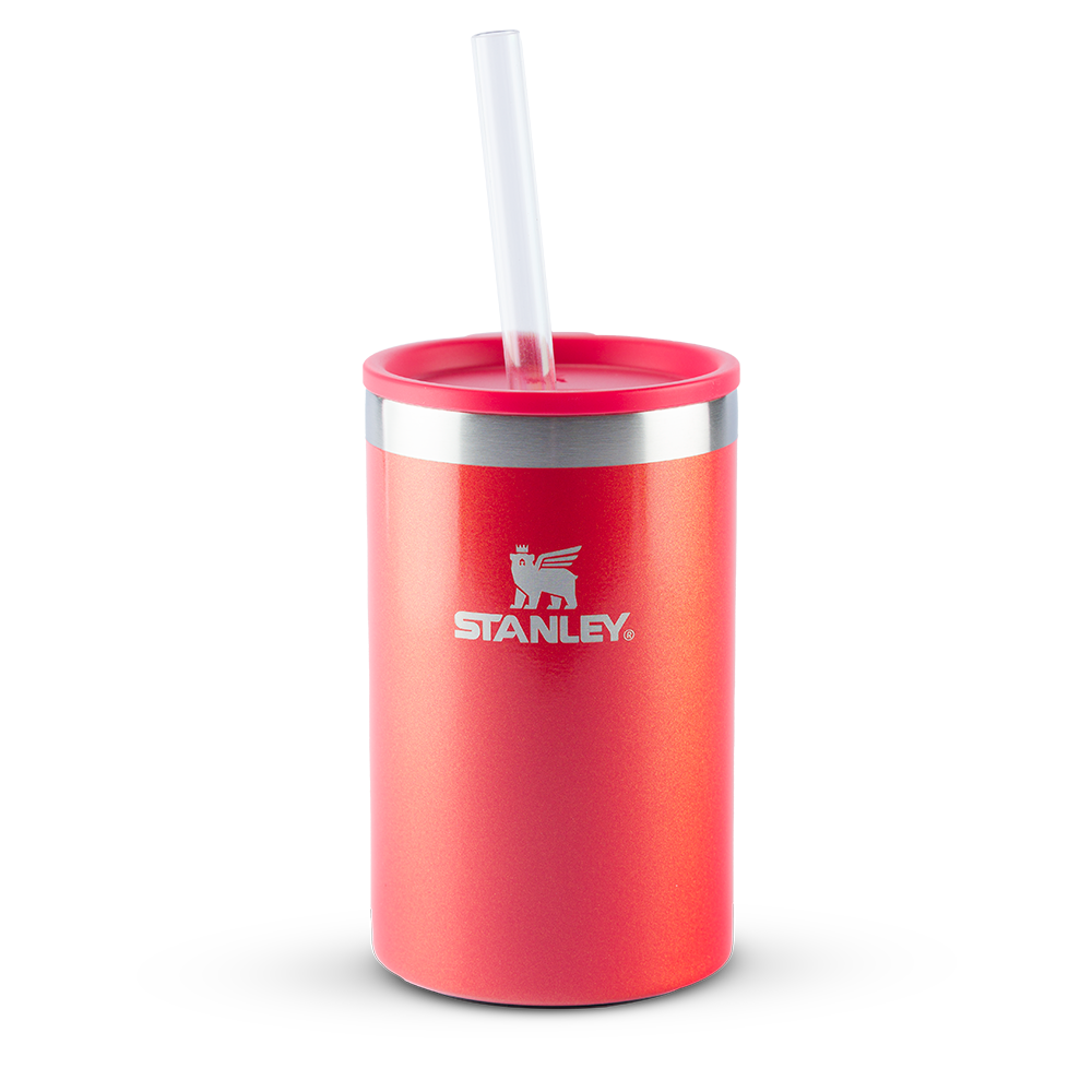 Copo térmico Stanley vermelho com canudo.