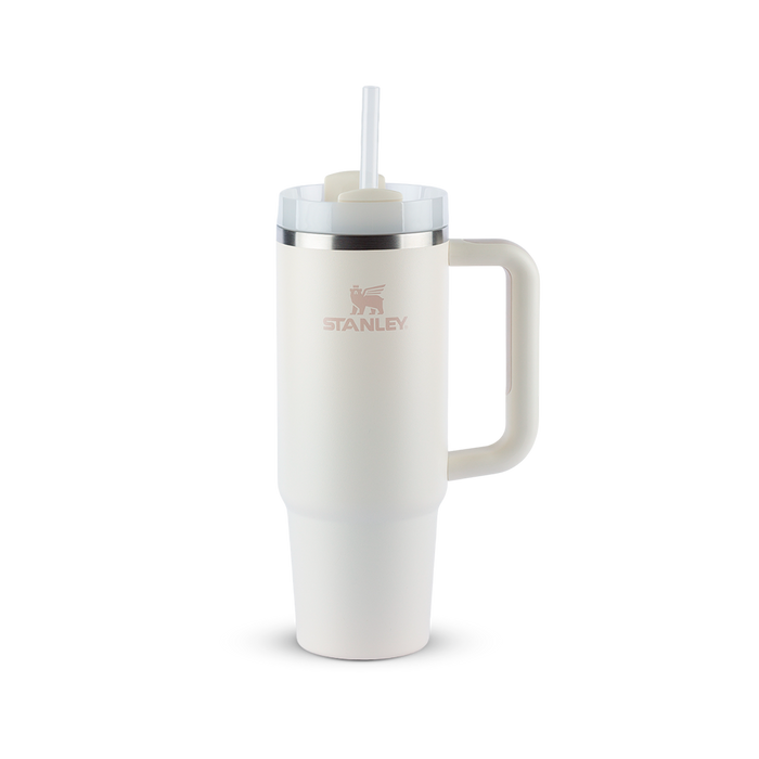 Copo térmico Stanley creme com alça e canudo.