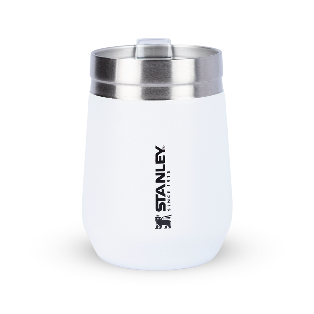 Copo térmico Stanley branco com borda de aço inoxidável.