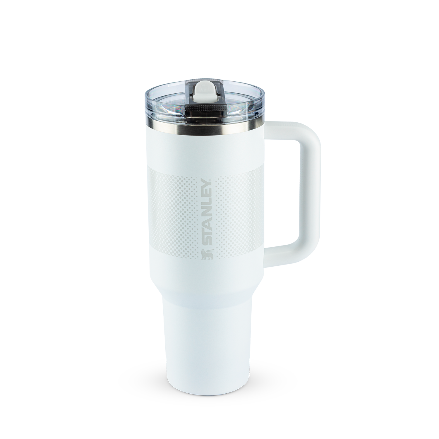 Caneca térmica Stanley branca, com alça robusta e tampa com bico articulado. Possui textura perfurada e o nome "STANLEY" escrito.